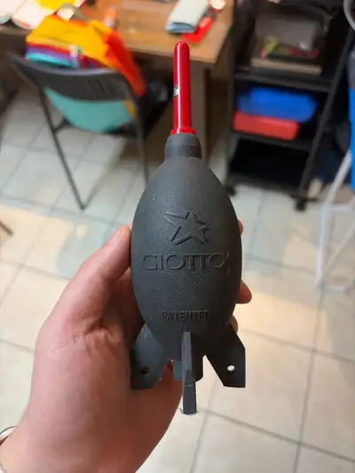 Get your hands on this Giottos Rocket Air Blower, perfect for keeping your camera equipment dust-fre...