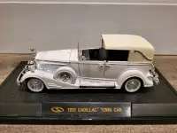 1:32 Diecast Signature Models 1933 Cadillac Town Car White