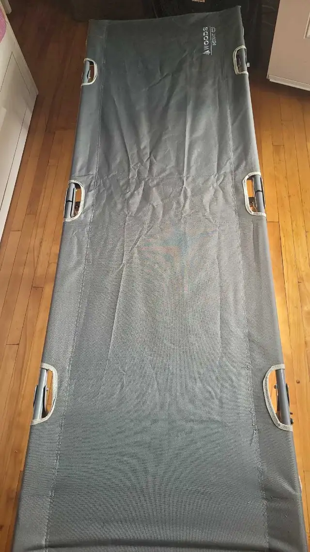lit pliable camping peu utilisé in Beds & Mattresses in City of Montréal - Image 5