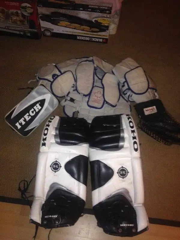 equipement gardien but hockey balle cosom gant jambière plastron in Other in Laval / North Shore - Image 5