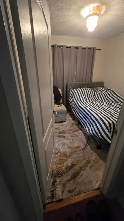 Private room for rent in Brampton Utilities included Main intersection: Sandalwood & Queen Mary Acce...