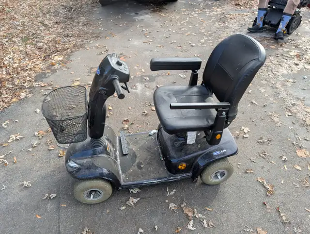 Invacare Leo Mobility Scooter in Health & Special Needs in Markham / York Region - Image 3