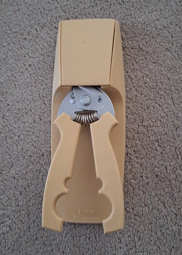 Tullen Scissors with Holder457910844654233600