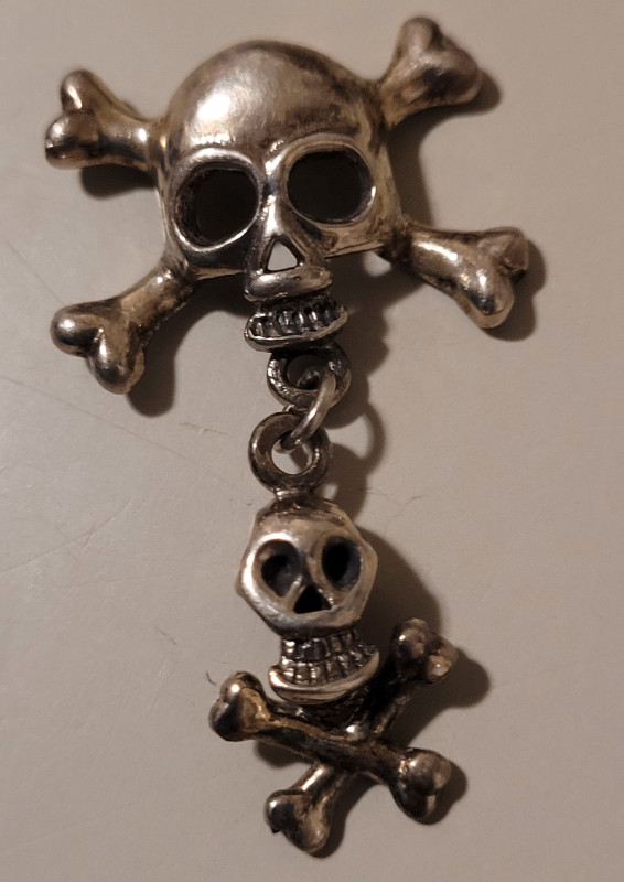 Vintage Rare Sterling Silver Double Skull & Crossbones Pendant in Arts & Collectibles in Oshawa / Durham Region - Image 3