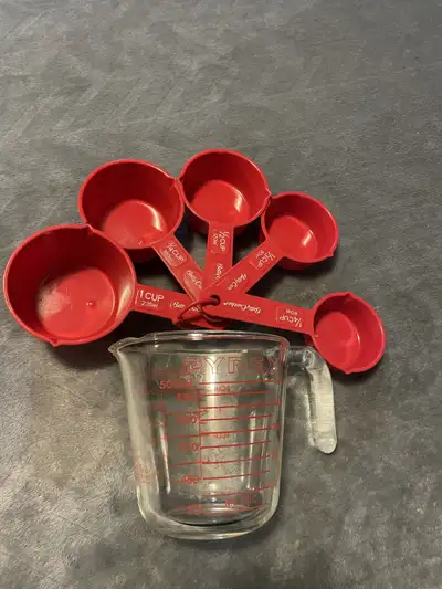 Pyrex 2 Cup Glass & Betty Crocker 5 Set Plastic Measuring Cups, View more