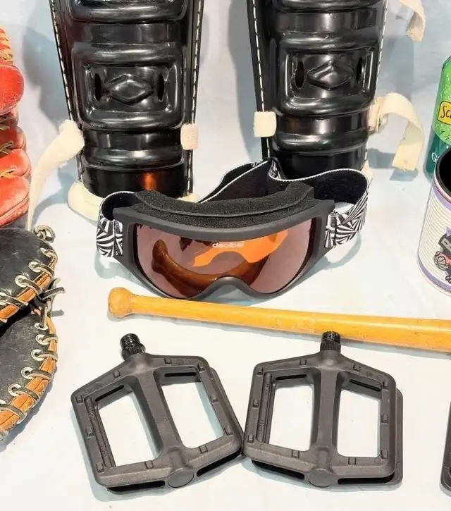 SPORTS LOT KIDS- 2 BASEBALL GLOVES / pr HOCKEY SHIN PADS BAT CUP in Other in Mississauga / Peel Region - Image 5