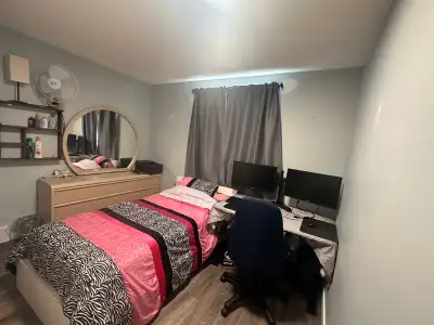 Room For Rent - $650 Month All inclusive - Wifi and Utilities Female Preferred Abbeydale NE Upper Fl...