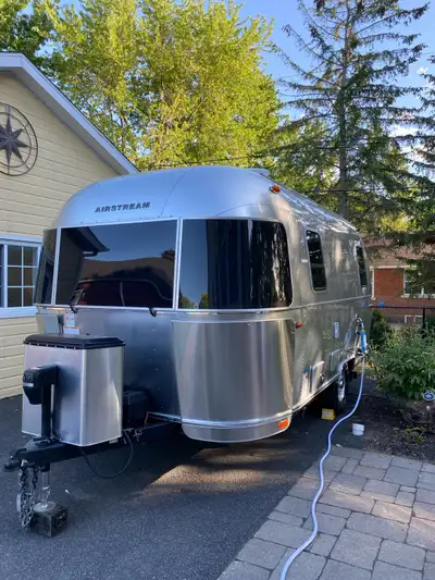 Airstream modèle 19CB Bambi 2023 Particulier Poids 3700 livres Panneaux Solaire 100 watts Inverter 2...