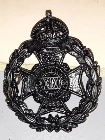 Cap badge of the 19th Battalion, London Regiment (St. Pancras). Key details include: Unit: 19th (Cou...