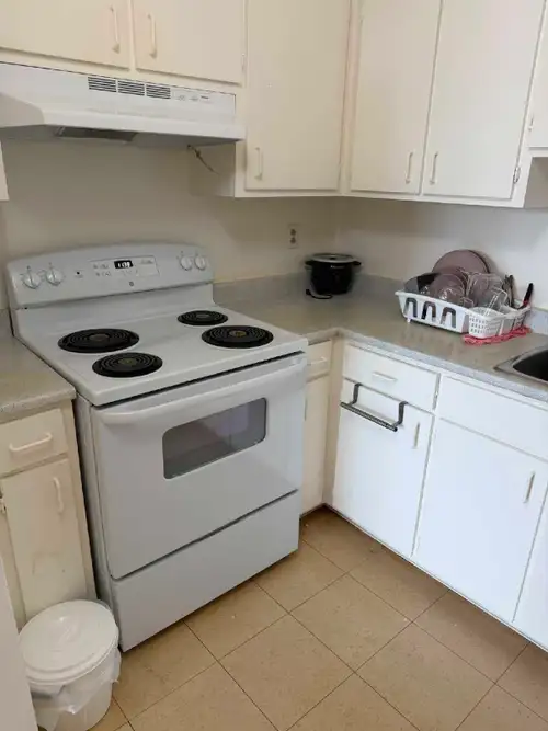 Beau logement, une place de stationnement, chauffage et électricité inclut, frigo et four inclut, à...