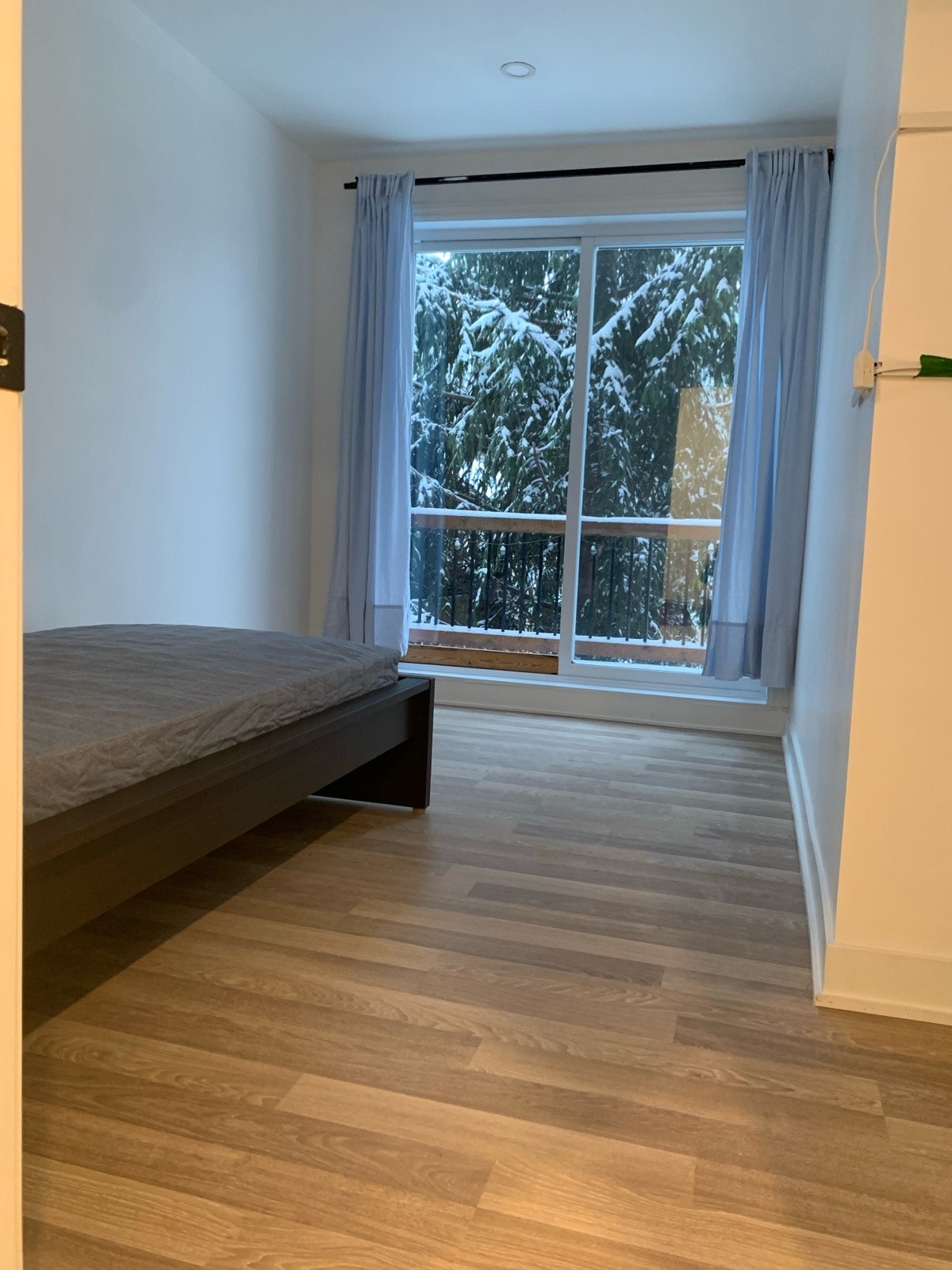 Home with Backyard in La Prairie for Rent — photo 2