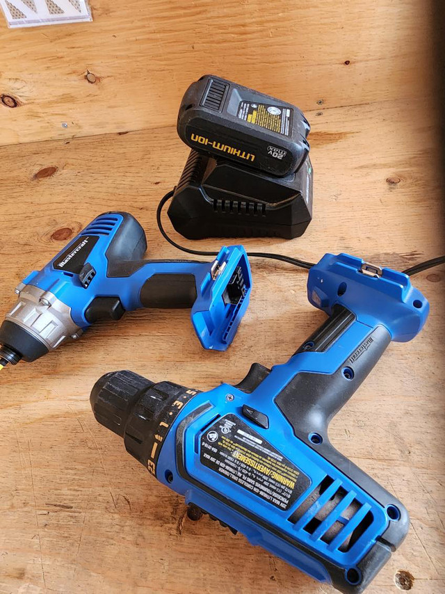Perceuse-2 batteries-chargeur/Drill-2 batteries-charger in Hand Tools in Gatineau