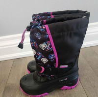 Girls Light Up Snow Boots Size 3 - Brand New, Never Worn. Absolu