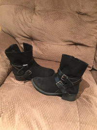 Girls stylish black boots size 1