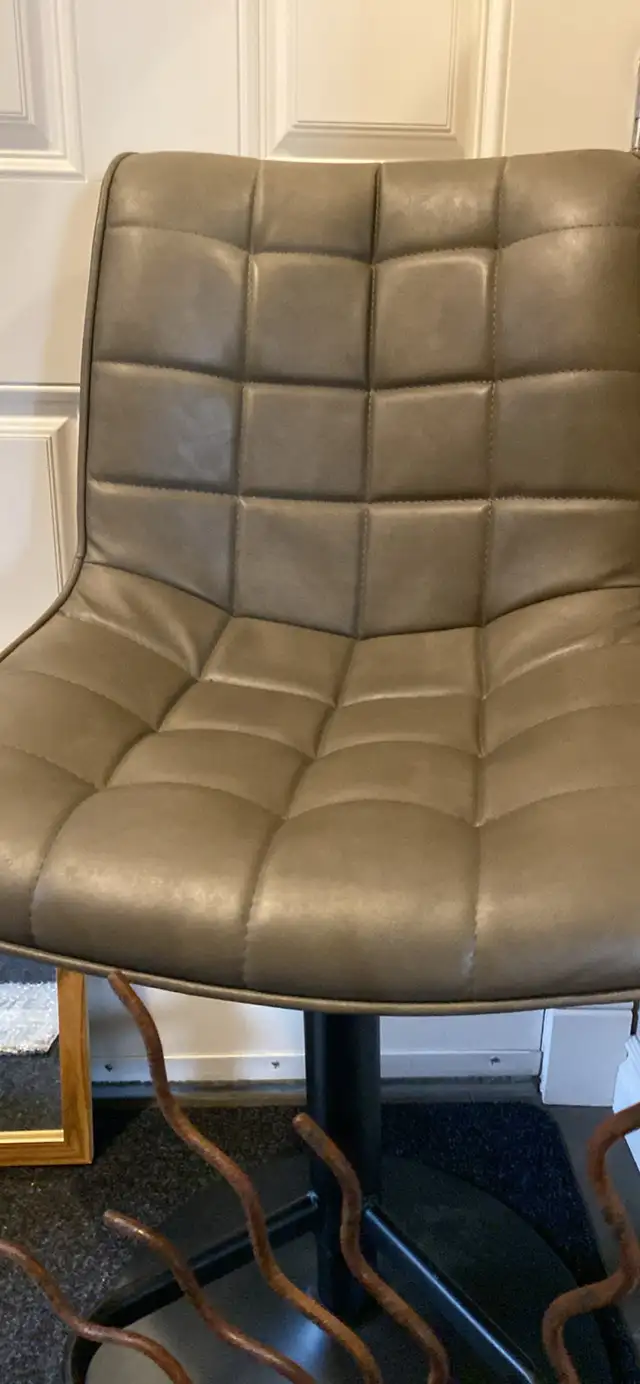 lot of household items mirror, bar chair and decorative items  in Home Décor & Accents in Edmonton - Image 4