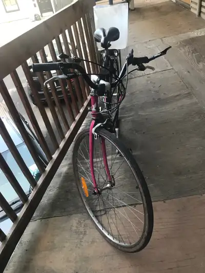 Pour personne d’au moins 5.7 ou 170 cm Avec béquille porte gourde et miroir Le vélo a 10 vitesses