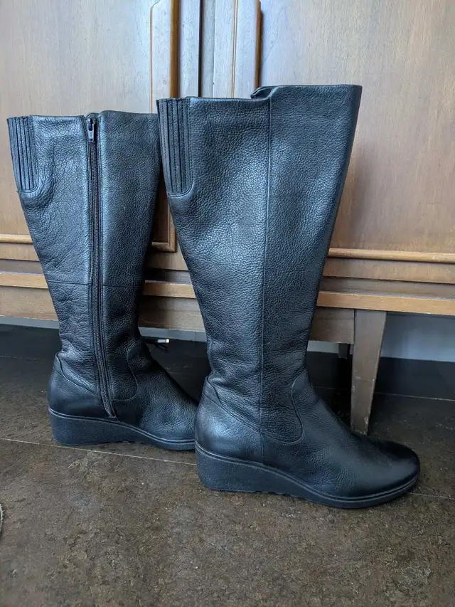 Clarks Black Leather Tall Wedge Boots - Size 8.5 in Women's - Shoes in Calgary - Image 4