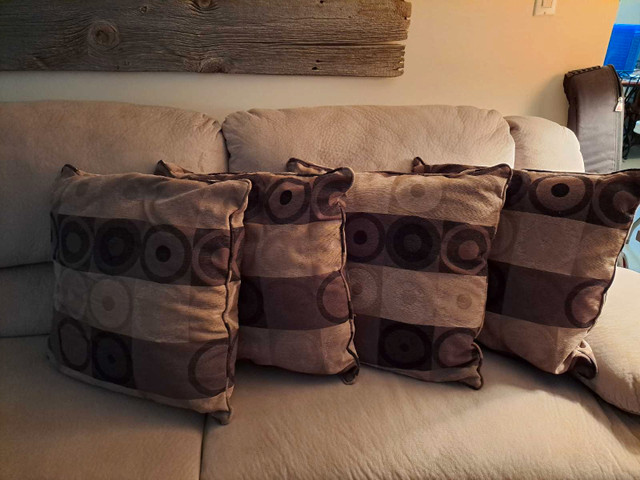 Set of 4 accent pillows in Home Décor & Accents in Barrie