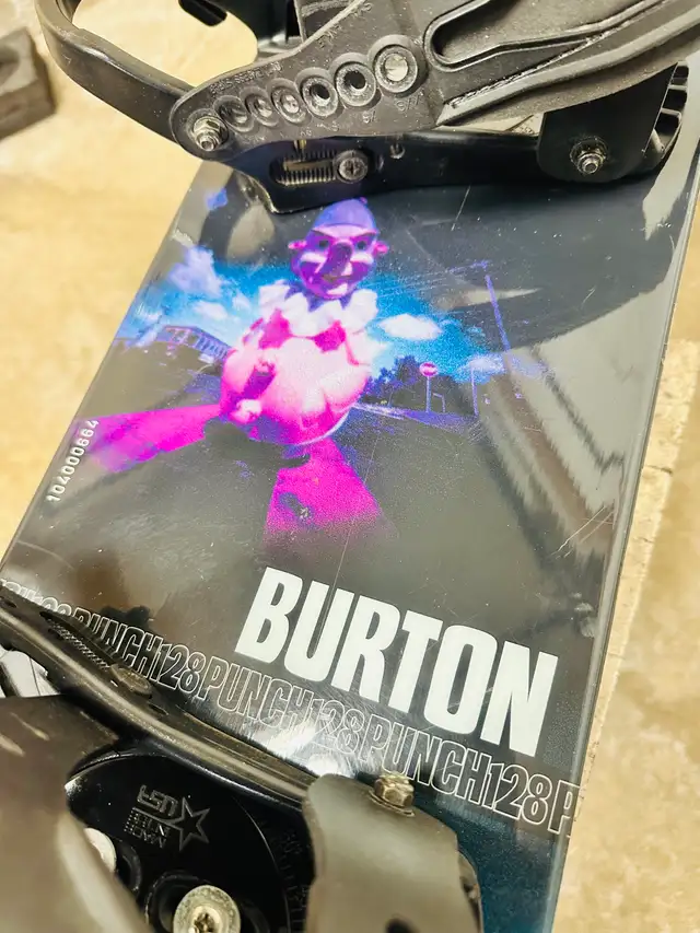 Burton snowboard 128 cm with Burton small/medium bindings in Snowboard in Markham / York Region - Image 8