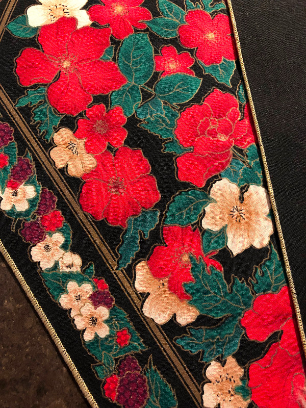 POINSETTIA FABRIC PLACEMATS BLACK/GOLD/RED (3) in Kitchen & Dining Wares in Markham / York Region - Image 3