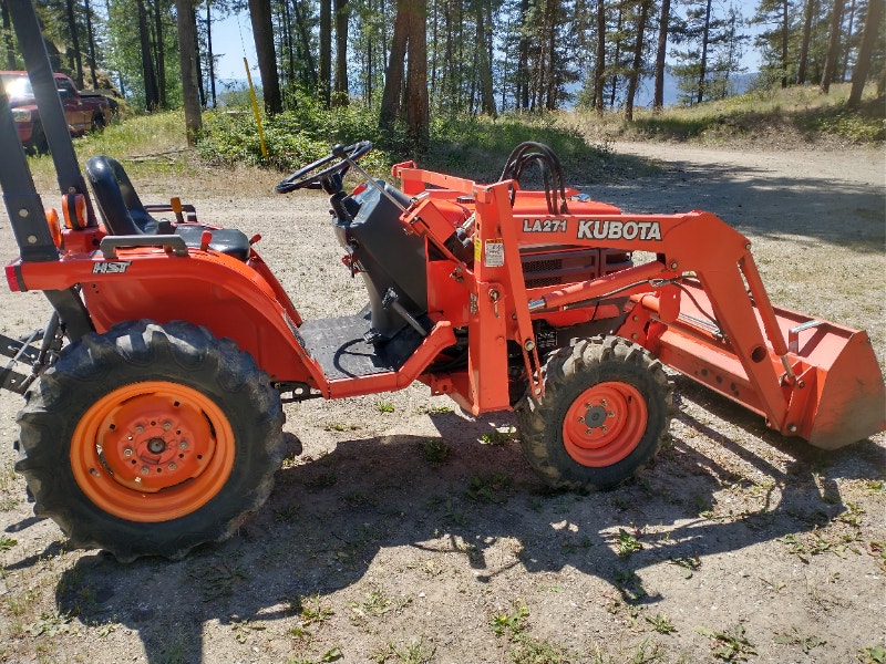 Kubota B7300 HST with loader under 500 hours Farming Equipment