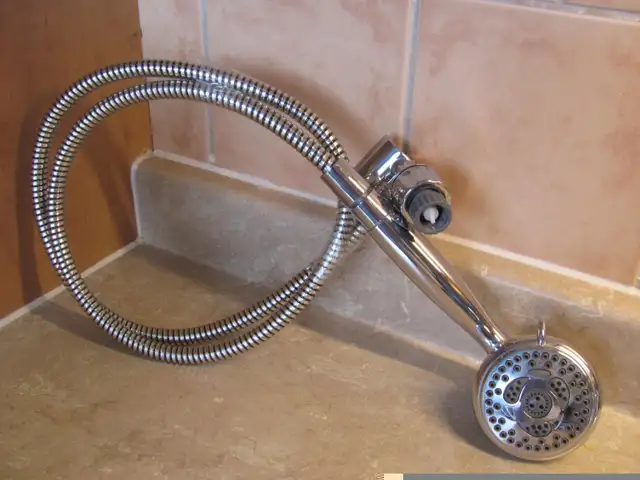 Wall-mounted chrome hand shower - Douche à main chromée murale in Bathwares in Gatineau - Image 4