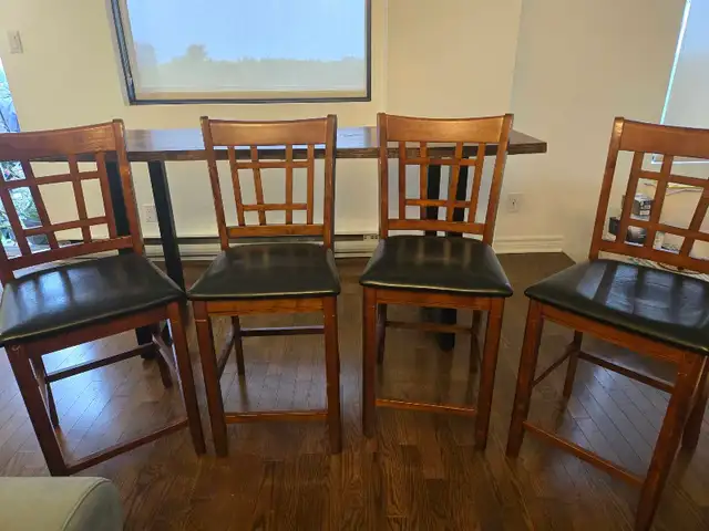 Long, wood table and chairs in Dining Tables & Sets in Laval / North Shore - Image 6