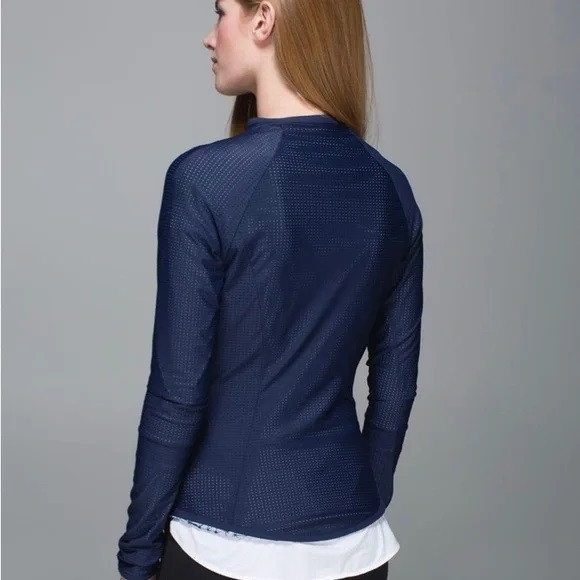 Lululemon Find Your Bliss Reversible jacket - size 4/6 in Women's - Tops & Outerwear in Oakville / Halton Region - Image 3