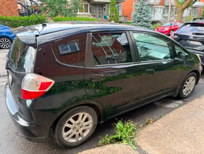 C’est à contrecoeur que je vends ma voiture, dû à mon départ du pays pour une période prolongée (et...