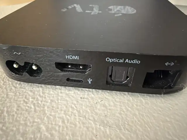 Apple TV avec télécomande in General Electronics in City of Montréal - Image 3