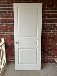 White Interior Door w/ Handle and Latch