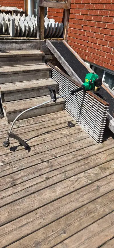 Weed eater / trimmer / wacker for sale Starts up easy and runs great New Carburetor New gas lines Ne...