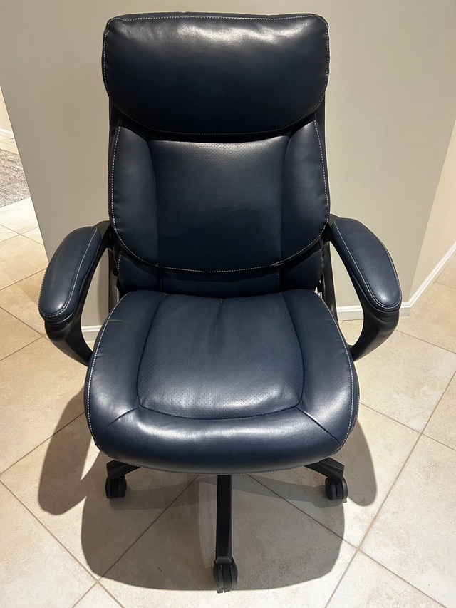Serta executive office chair in Chairs & Recliners in Kitchener / Waterloo