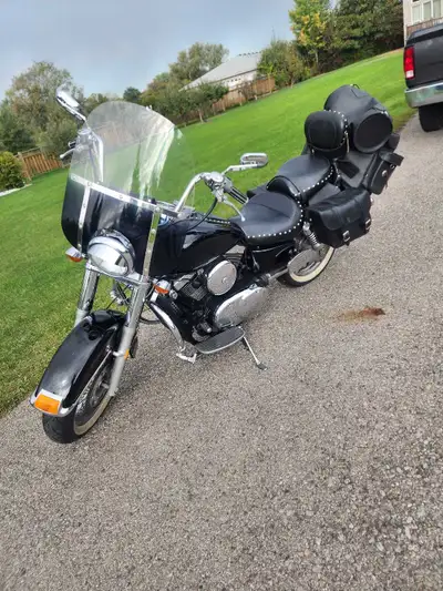 This 1996 Kawasaki Vulcan 1500 is a reliable and well-maintained cruiser in good condition, featurin...