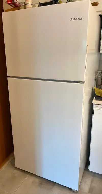Frigo Amana blanc en très bon état acheté en 2023 mesurant 30" de large et 18 pieds cubes. Il y a ja...