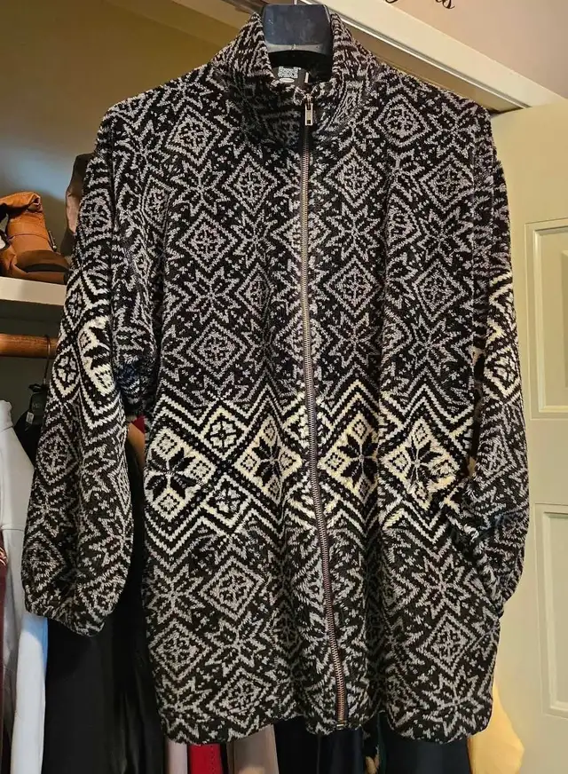 Women's Black and White Fleece Jacket in Women's - Tops & Outerwear in Edmonton - Image 11