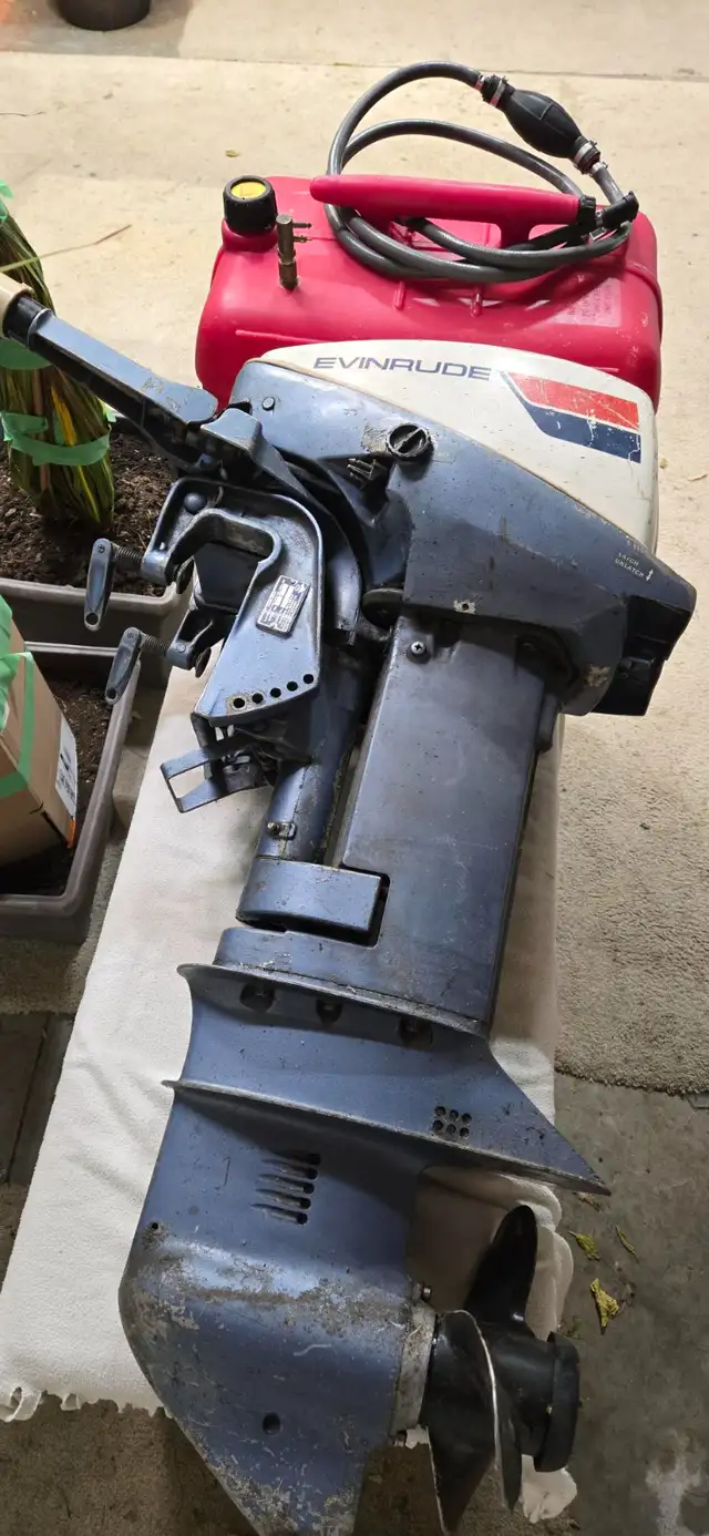 Evenrude 9.9 Outboard motor in Fishing, Camping & Outdoors in Norfolk County - Image 2
