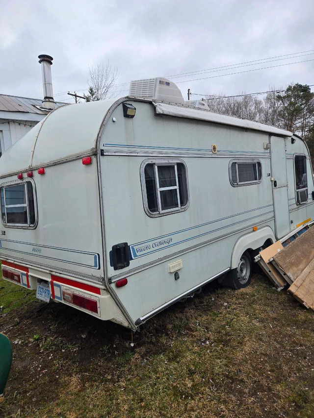award challenger trailer  in Travel Trailers & Campers in Barrie