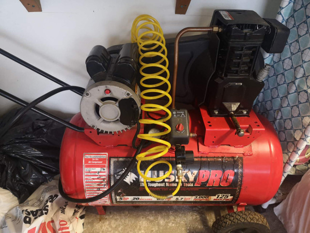 Husky pro 20 Gallon air compressor in Power Tools in Markham / York Region - Image 3