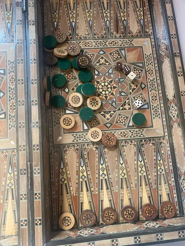 antique large inlaid backgammon & chess set.21 1/2”x21 1/2”. in Toys & Games in Markham / York Region - Image 5