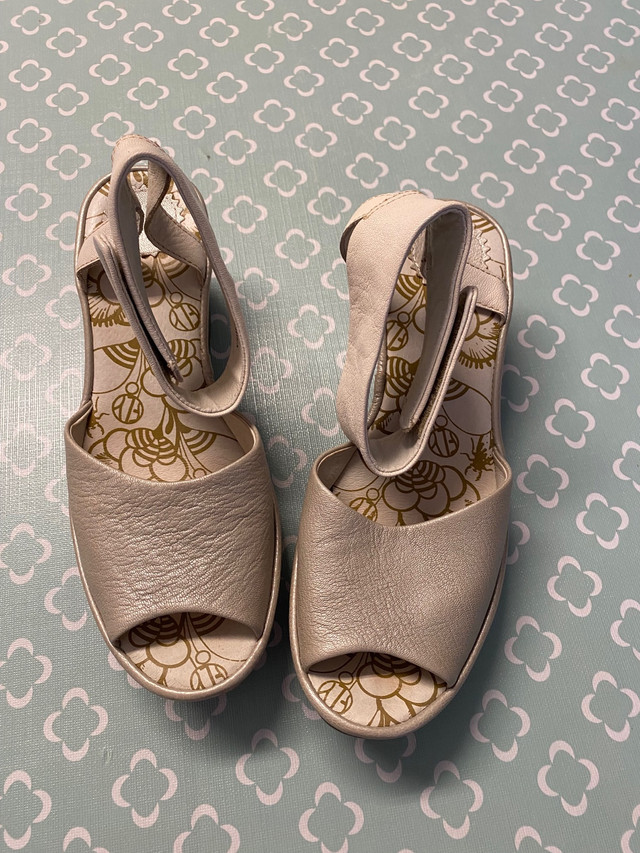 London Fog leather sandals in Women's - Shoes in Grande Prairie