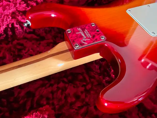 Fender Stratocaster Deluxe - January 2002 - Aged Cherry Burst in Guitars in Ottawa - Image 10