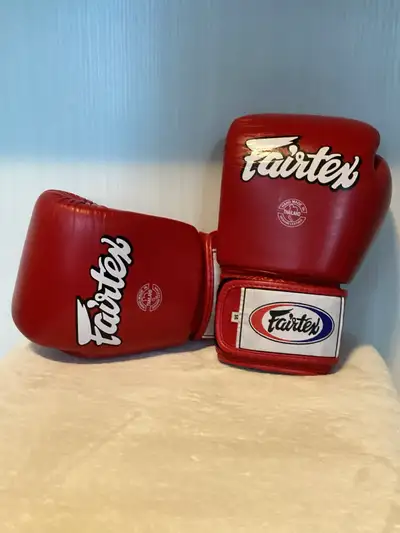 Worn twice! I bought the wrong ounce for sparring and could not get my money back. Perfect condition...