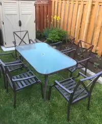 Patio table and 6 chairs and umbrella ( 8 pieces)
