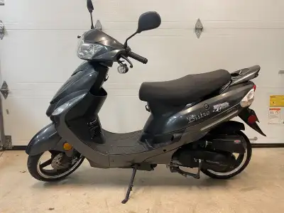 Moteur / Engine : 4 temps / 4 stroke Compression : 10.3 : 1 Transmission : CVT Frein arrière / Rear...