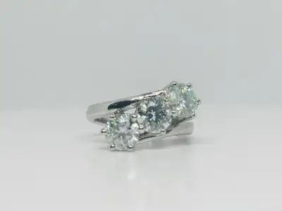 CARAT: 3 Clarity: VVS1 Color: ice white Shape: Round Ring Size: 7 Ring material: 925 Silver