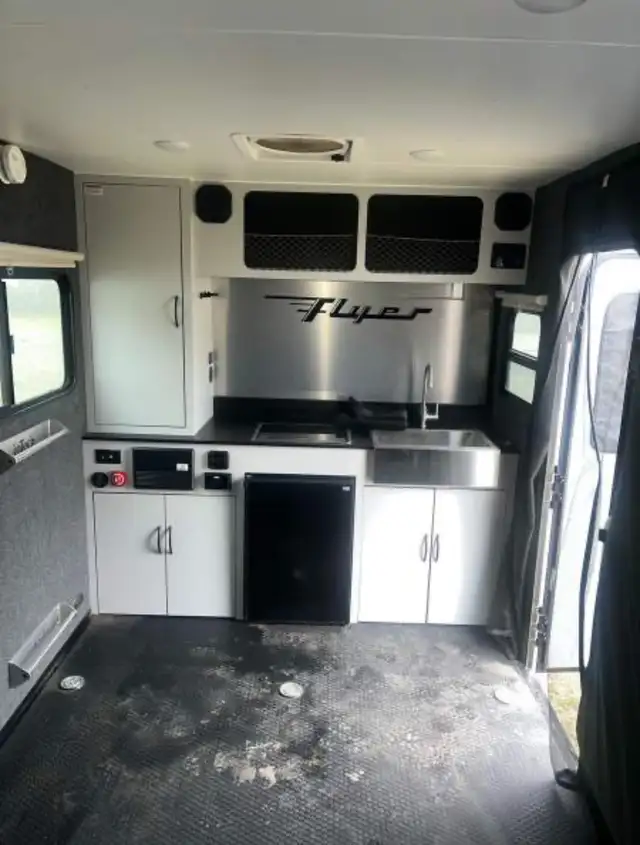 2021 Intech Discovery Travel Trailer Toy Hauler in Travel Trailers & Campers in Mission - Image 6