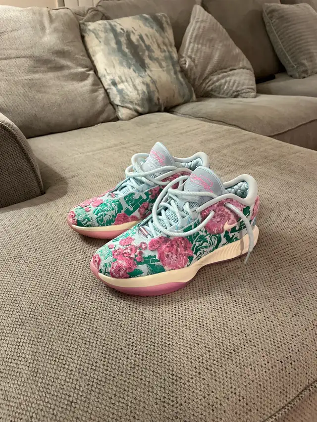 Size 10 LeBron 21 grandmas couch