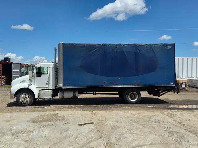 2002 Kenworth T300 Curtain side with lift gate in Heavy Trucks in Peterborough - Image 6