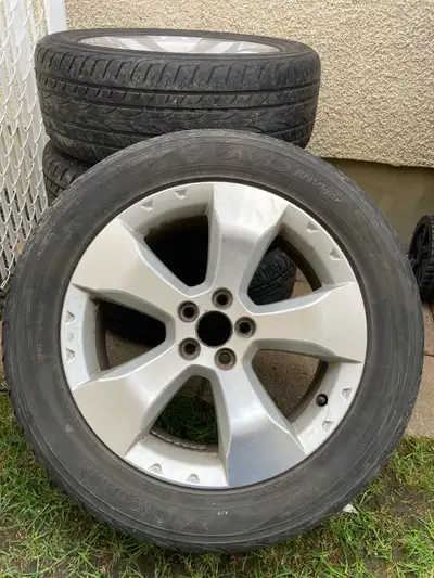 4 roues mag 17 pouces Originalement sur subaru forester 2010 Pneus très usés - à changer